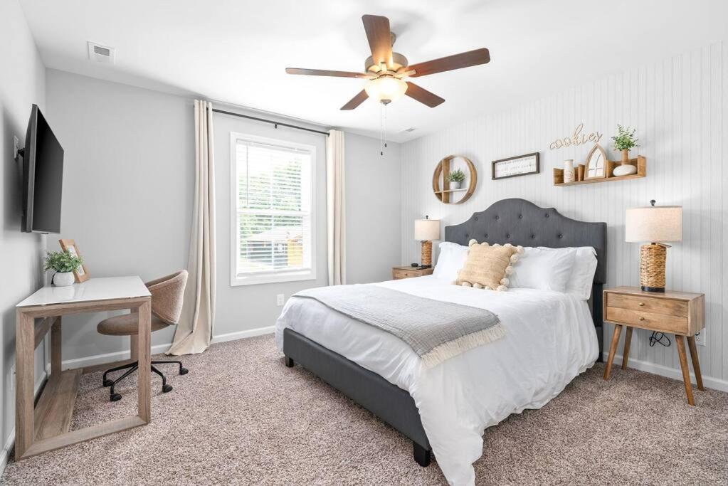 One-Of-A-Kind Smart, Cookie Themed Home For Up To 6 Clarksville Luaran gambar