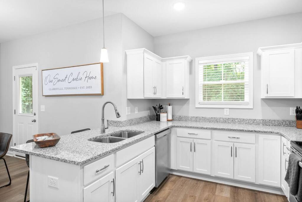 One-Of-A-Kind Smart, Cookie Themed Home For Up To 6 Clarksville Luaran gambar