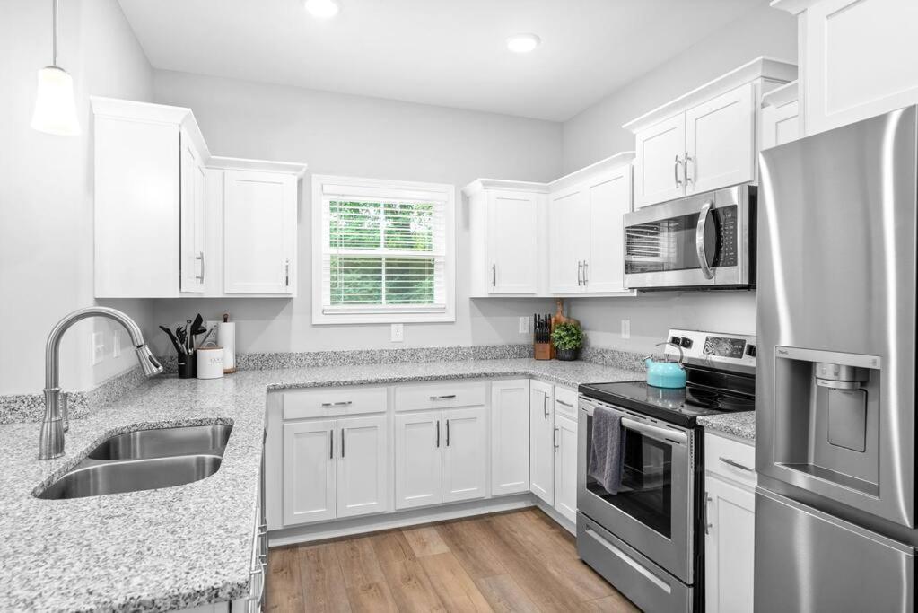 One-Of-A-Kind Smart, Cookie Themed Home For Up To 6 Clarksville Luaran gambar
