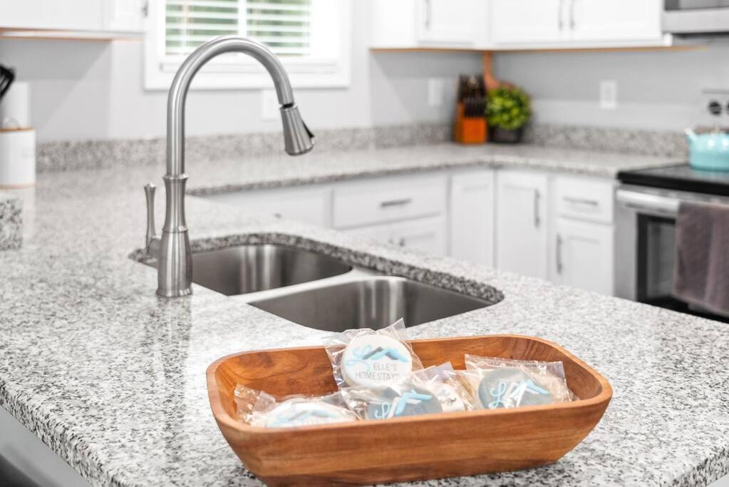 One-Of-A-Kind Smart, Cookie Themed Home For Up To 6 Clarksville Luaran gambar