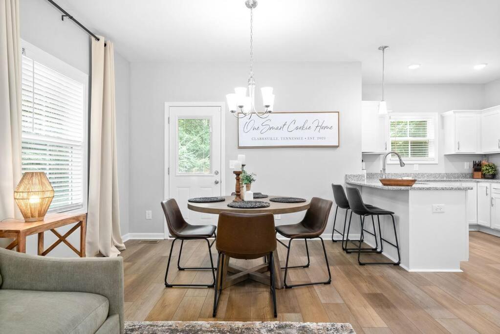 One-Of-A-Kind Smart, Cookie Themed Home For Up To 6 Clarksville Luaran gambar